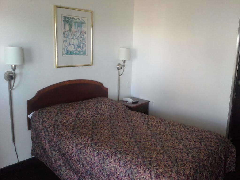 Economy Inn Of Holland Zewnętrze zdjęcie